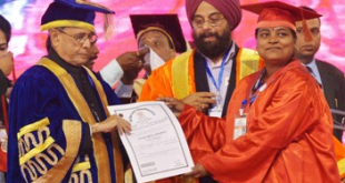 The President, Shri Pranab Mukherjee presenting the certificate, at the 7th Convocation of Vinoba Bhave University, at Hazaribag, in Jharkhand on January 09, 2016.